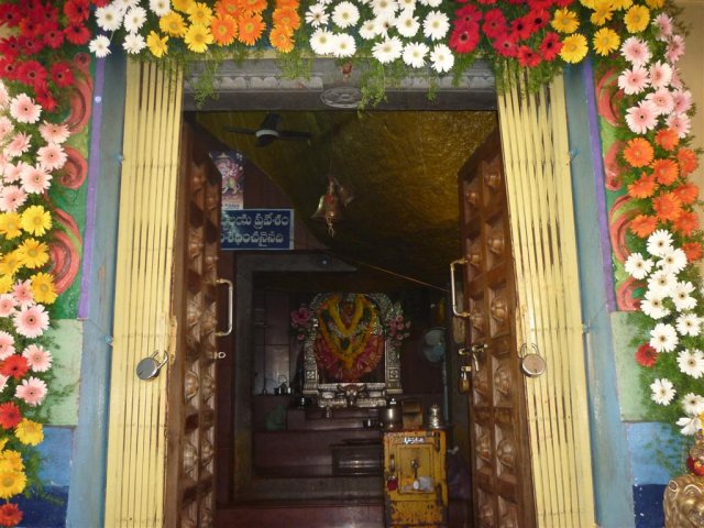 Edupayala_Durgamma_Temple1