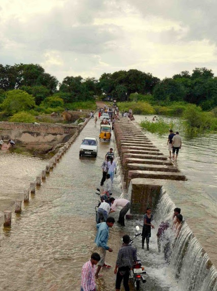 Small-Dam-at-Pocharam-Sanctuary-People-Washing-vehicles-expploretelangana2